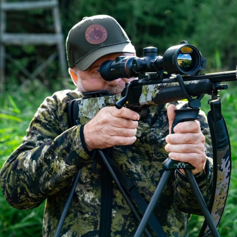 Myśliwy z lunetą termowizyjną
