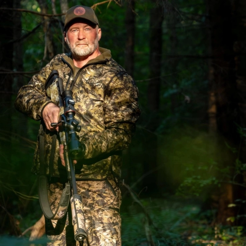 Myśliwy z lunetą termowizyjną